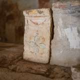 ...con crepe e rotture in pi� punti